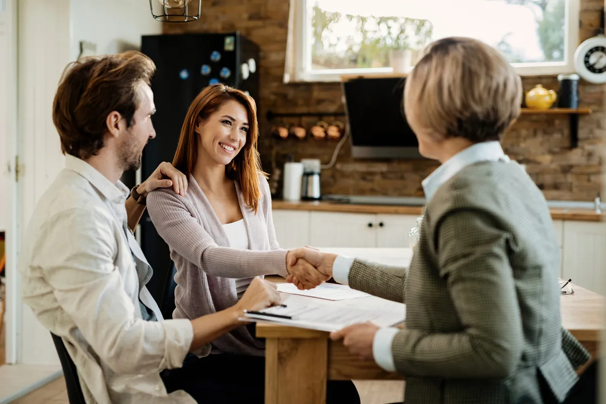 real estate aegnts shaking hands